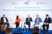 Zdjęcie przedstawia uczestników panelu dyskusyjnego konferencji w ramach której wręczono staże