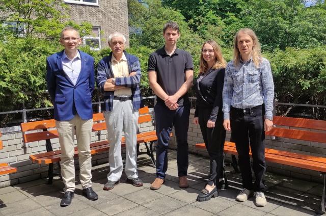 Zdjęcie przedstawia naukowców pracujących nad projektem Zdjęcie przedstawia naukowców pracujących nad projektem
