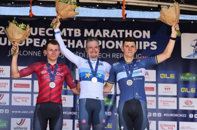 Zdjęcie przedstawia zwycięzców zawodów na podium Zdjęcie przedstawia zwycięzców zawodów na podium