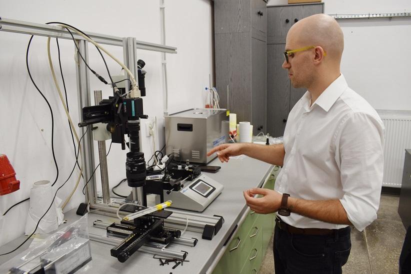 Dr Krzysztof Wojtas shows the test stand where laser speed measurements are made.