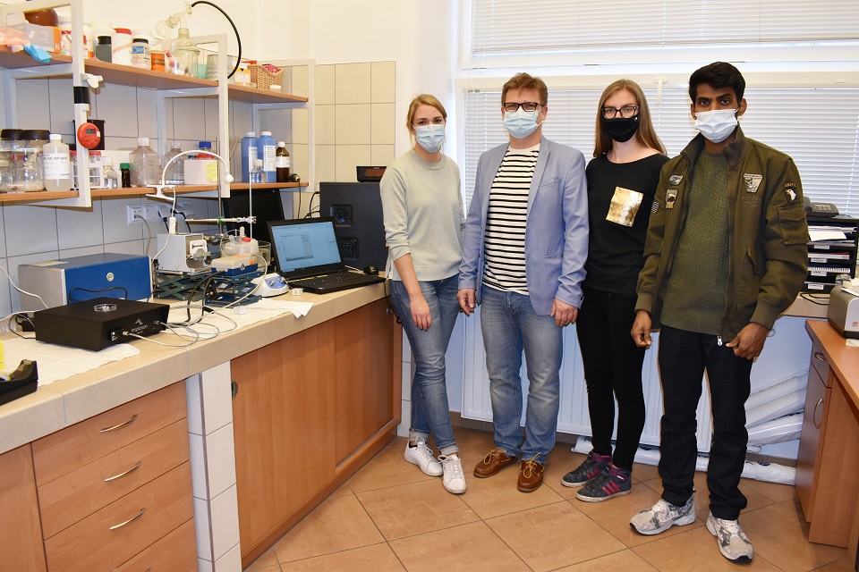 In the photo from left to right: Sara Larsson (Insplorion AB company), Professor of WUT Tomasz Kobiela, PhD, DSc (head of LBIS group), Adrianna Piasek, MSc (doctoral student at LBIS Faculty of Chemistry WUT), Swamy Kasarla, MSc (doctoral student at LBIS Faculty of Chemistry WUT)